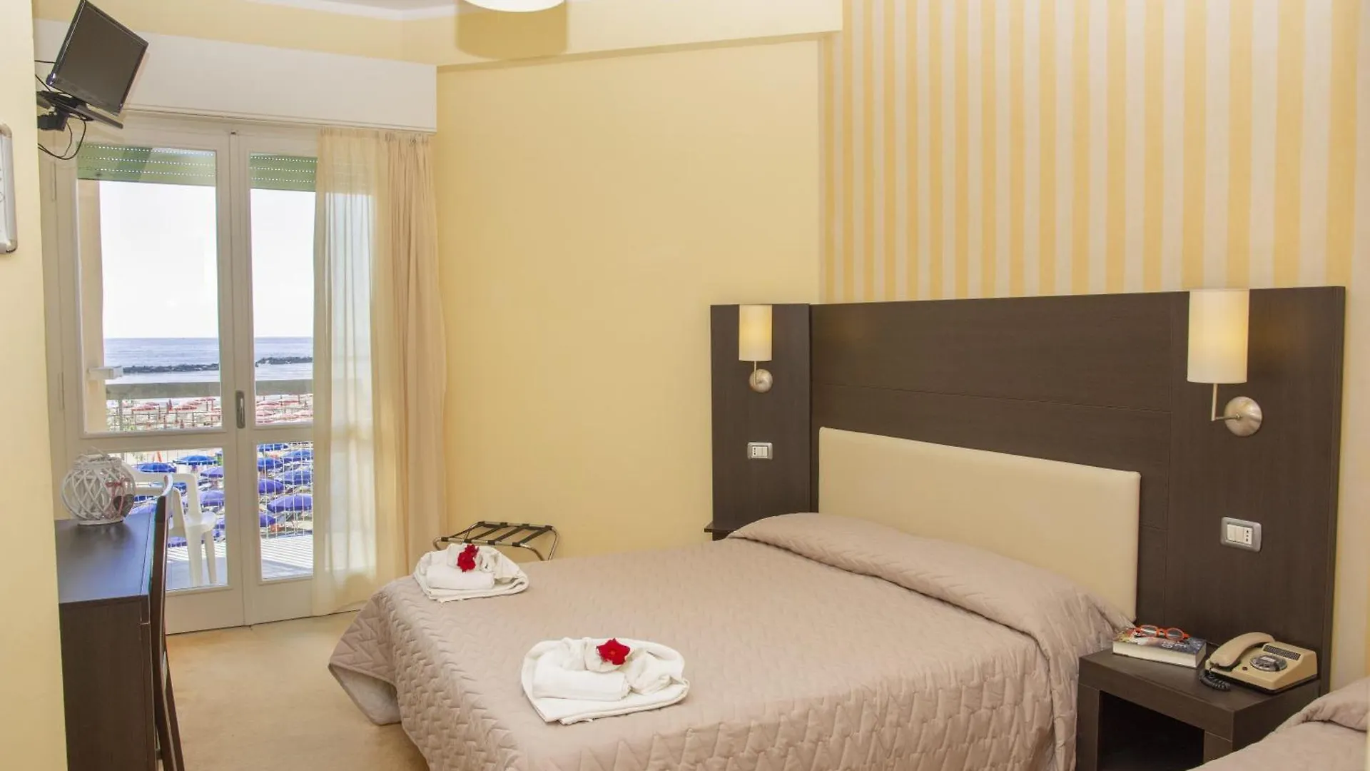Bikini Tropicana Family Hotel ليدو دي سافيو إيطاليا